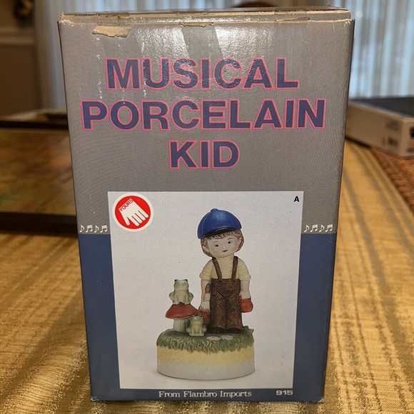 Musical Porcelain Figurine - Picture 8 of 8
